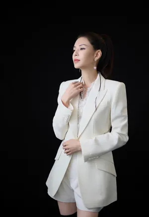 李若彤白色西装酷飒写真图片_5