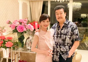 赵雅芝提前庆生粉裙优雅美照图片