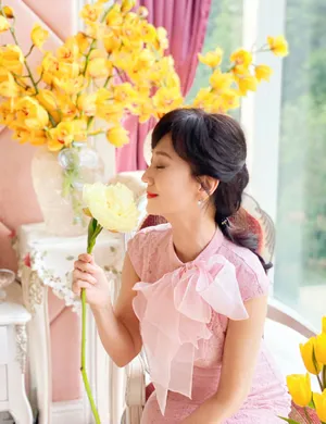 赵雅芝提前庆生粉裙优雅美照图片_2