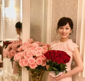 赵雅芝提前庆生粉裙优雅美照图片_3