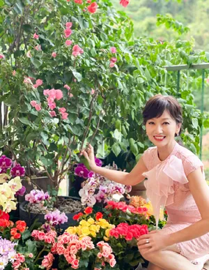 赵雅芝提前庆生粉裙优雅美照图片_7