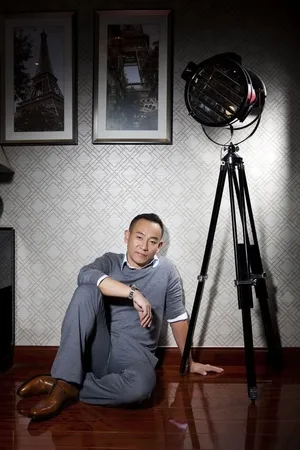 林保怡早年灰色西装写真图片_3