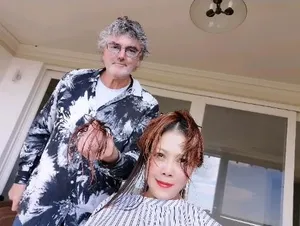 田震红色短发优雅利落美照图片