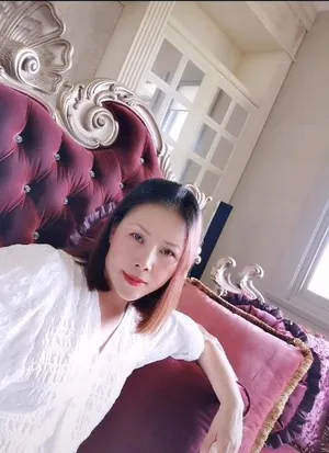 田震红色短发优雅利落美照图片_2