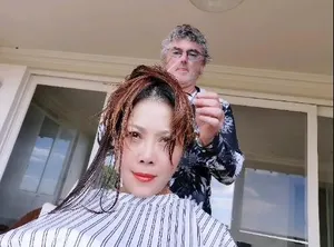田震红色短发优雅利落美照图片_3