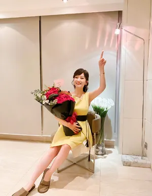 赵雅芝庆生大长腿纤细魅力美照图片_3