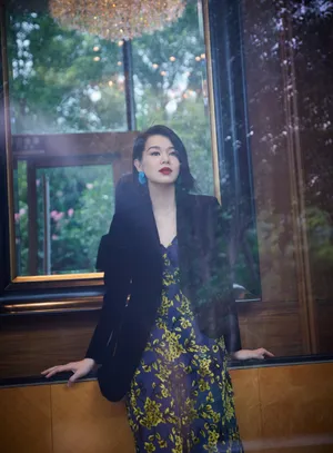 胡杏儿短发优雅魅力写真图片