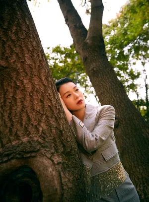 胡杏儿格纹西装林间写真图片