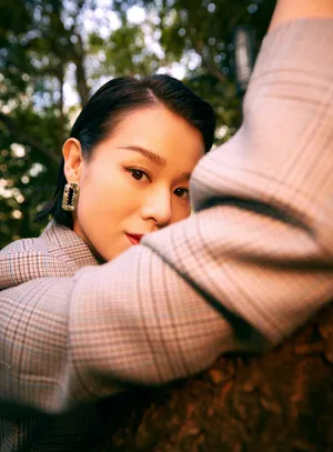 胡杏儿格纹西装林间写真图片_2