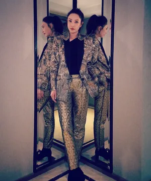 郑希怡金色西服性感图片写真_1