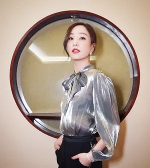 郑希怡金色西服性感图片写真_2