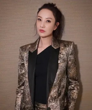 郑希怡金色西服性感图片写真_3