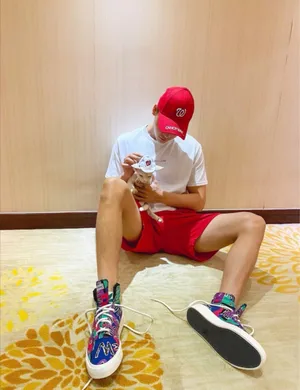 陈伟霆白T红裤阳光帅气自拍图片_2