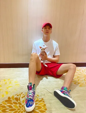陈伟霆白T红裤阳光帅气自拍图片_3