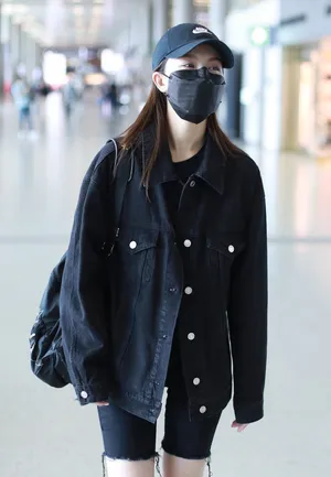 文咏珊黑色look潮帅套装帅气十足机场图片