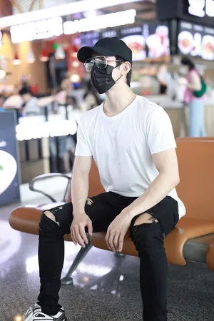 李治廷黑白look简约时尚气质帅气机场图片_3