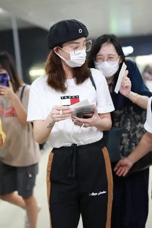 郑希怡贝雷帽排扣运动裤帅气机场照图片