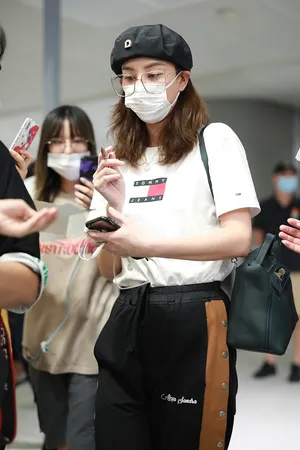 郑希怡贝雷帽排扣运动裤帅气机场照图片_2
