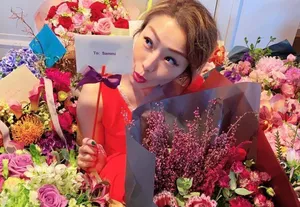 郑秀文庆生穿红裙花团锦簇超幸福美照图片