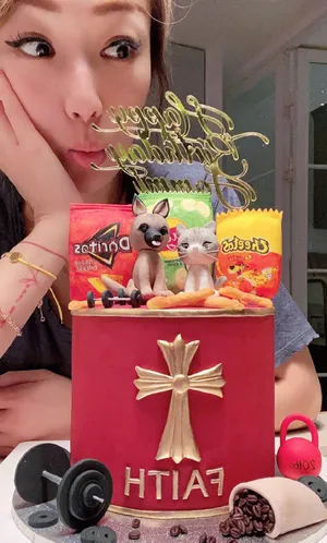 郑秀文庆生穿红裙花团锦簇超幸福美照图片_2