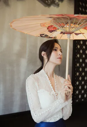 李若彤古典韵味蓝白搭配写真图片
