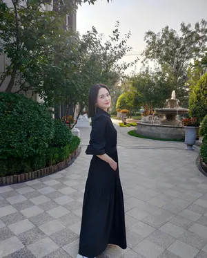钟欣潼黑色连衣裙优雅文艺美照图片