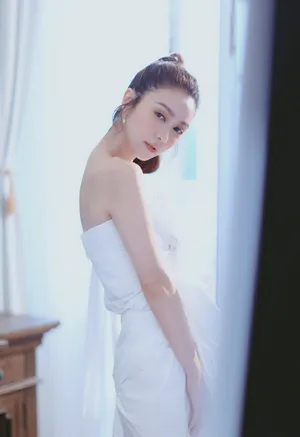薛凯琪抹胸裙性感写真图片_1