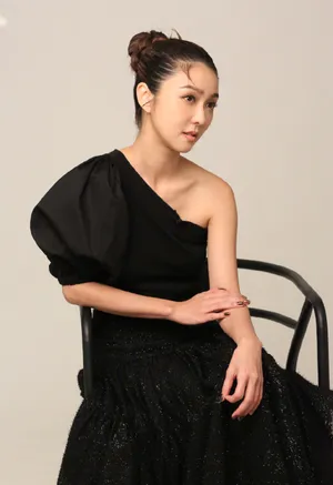 薛凯琪斜肩裙美艳写真图片_5