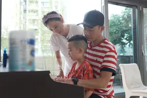 《新生日记2》应采儿陈小春一家甜蜜剧照图片_3