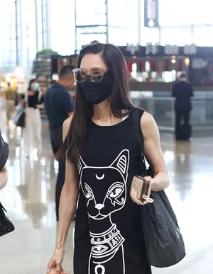 李若彤黑色长裙侧扎麻花辫俏皮减龄机场照图片