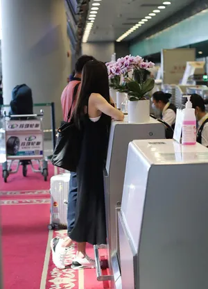 李若彤黑色长裙侧扎麻花辫俏皮减龄机场照图片_4