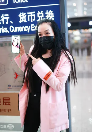 钟丽缇散长发比心卖萌俏皮可爱机场照图片