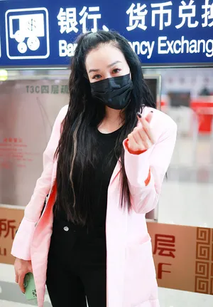 钟丽缇散长发比心卖萌俏皮可爱机场照图片_2