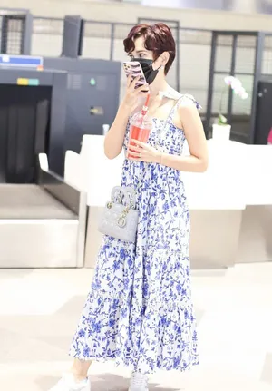 卢靖姗花朵吊带裙少女心十足机场照图片_2