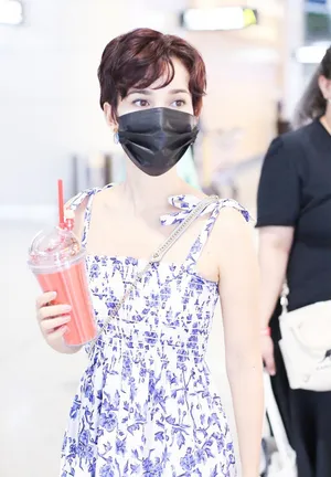卢靖姗花朵吊带裙少女心十足机场照图片_3
