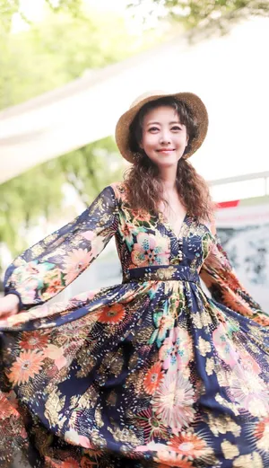 周海媚双马尾印花裙宛如少女俏皮美照图片