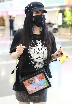 钟丽缇黑T小短裙甜笑俏皮秀美腿机场照图片_2