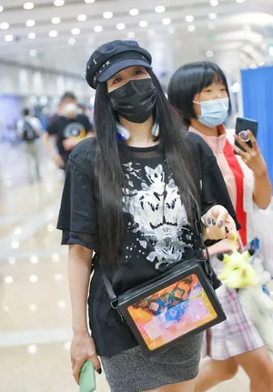 钟丽缇黑T小短裙甜笑俏皮秀美腿机场照图片_4