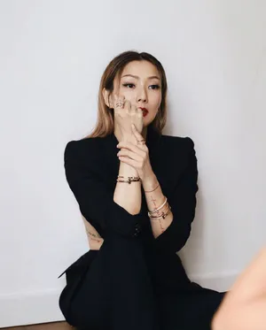 郑秀文真空西装酷美写真图片_2