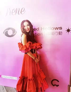 温碧霞露肩红裙性感活动照图片_2