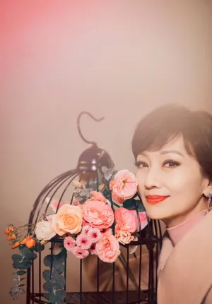 赵雅芝粉色大衣优雅性感写真_1