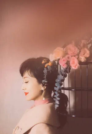 赵雅芝粉色大衣优雅性感写真