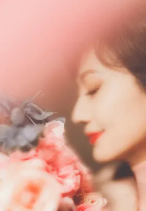 赵雅芝粉色大衣优雅性感写真_4