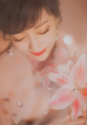 赵雅芝粉色大衣优雅性感写真_5
