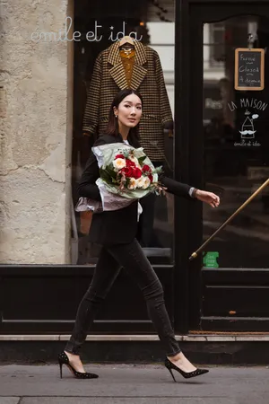 李亚男干练飒爽西装写真图片
