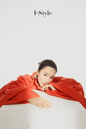 李施嬅优雅红裙写真图片_4