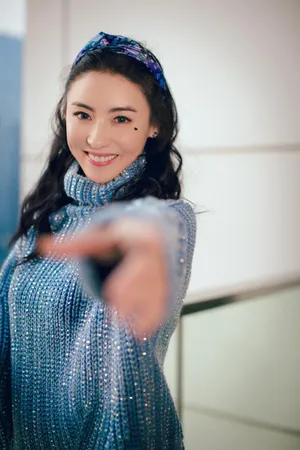张柏芝蓝毛衣时尚性感写真图片_4
