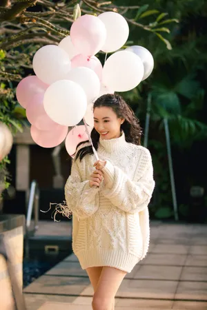 张柏芝白色毛衣靓丽写真图片