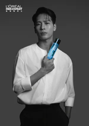王嘉尔黑白简约风写真图片_5