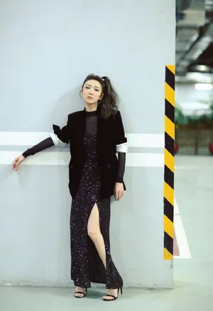 薛凯琪亮片裙时尚街拍图片